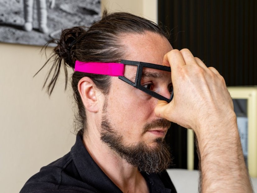 How to use SALIVISION training glasses – putting them on, step 4